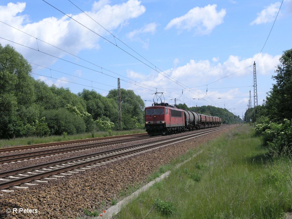 155 208-2 zieht ein kurzen gemischten G�terzug bei Briesen(Mark) in Richtung Berlin. 02.06.09