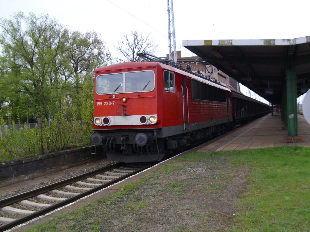 155 220-7 zog am 21.04.10 mit gedecktem G�terzug durch Eisenh�ttenstadt. 