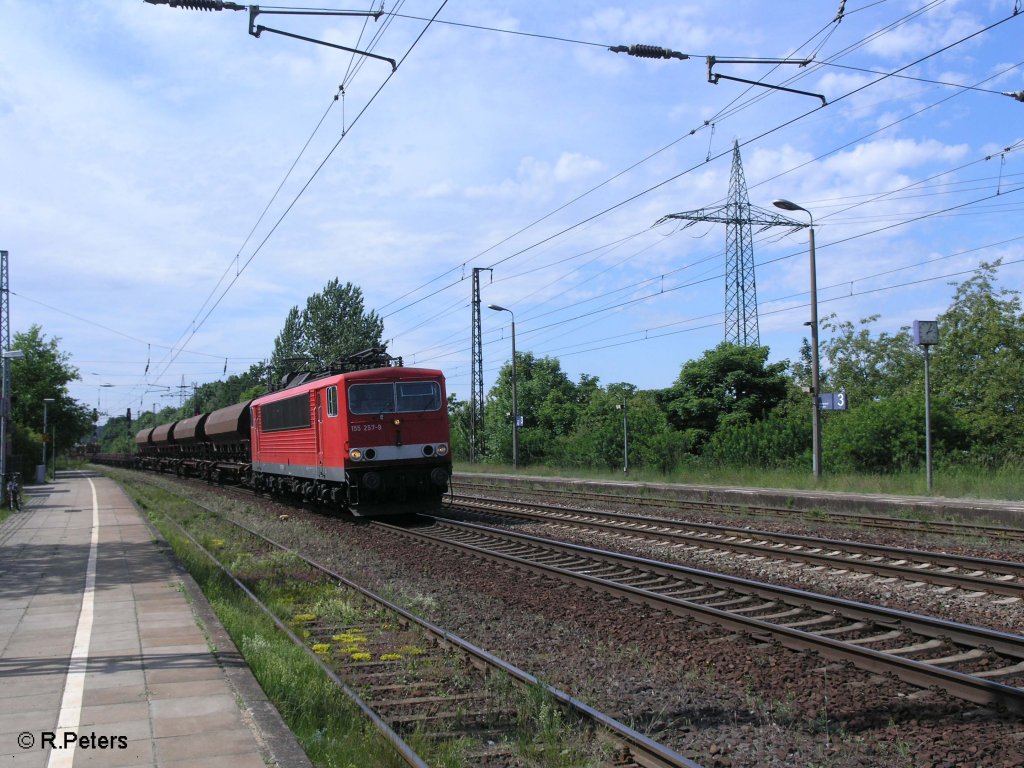 155 257-9 zieht ein gemischten G�terzug durch Saarmund. 24.05.09