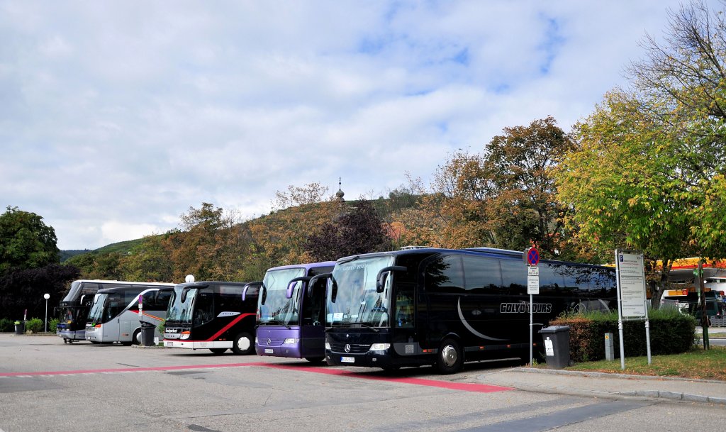 15.9.2012, Busparkplatz in Krems fllt sich wieder langsam.Erster Bus ein MERCEDES BENZ TRAVEGO aus Ungarn.