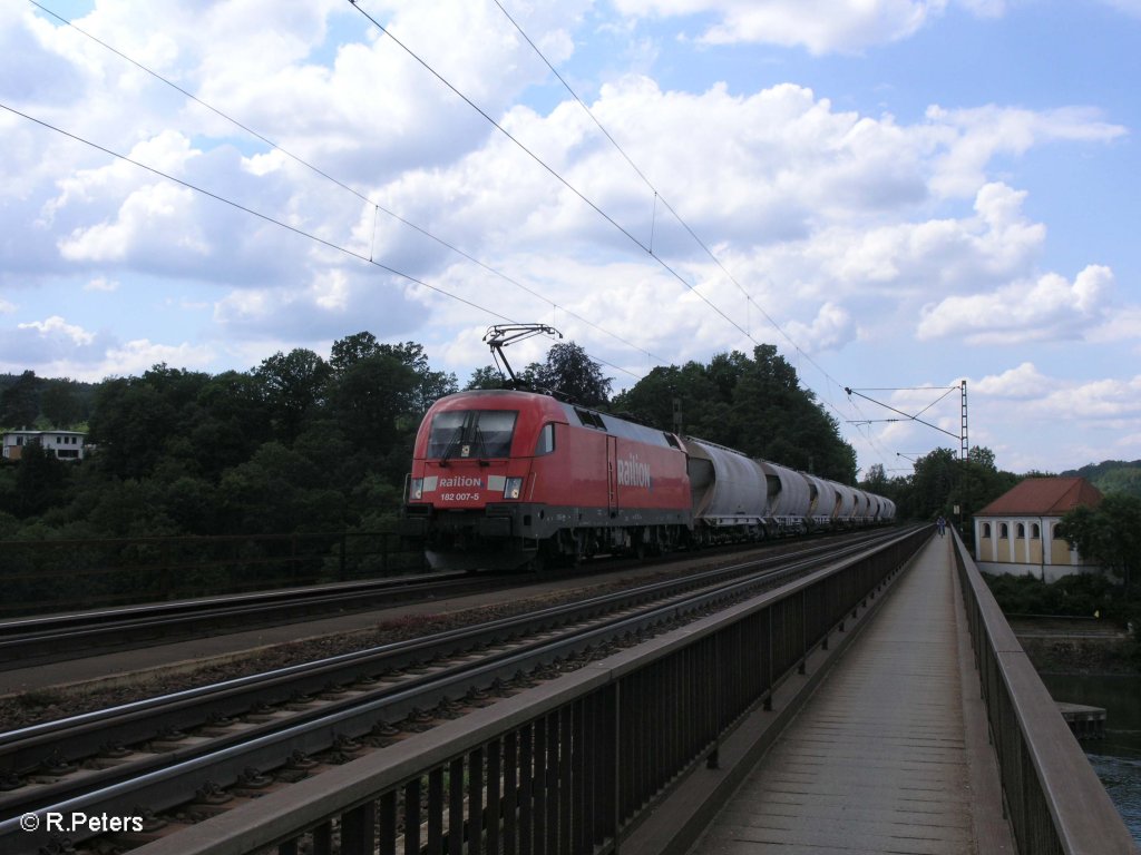 182 007-5 zieht ein Staubbeh�lterzug �ber die Donaubr�cke bei Regensburg. 20.06.09