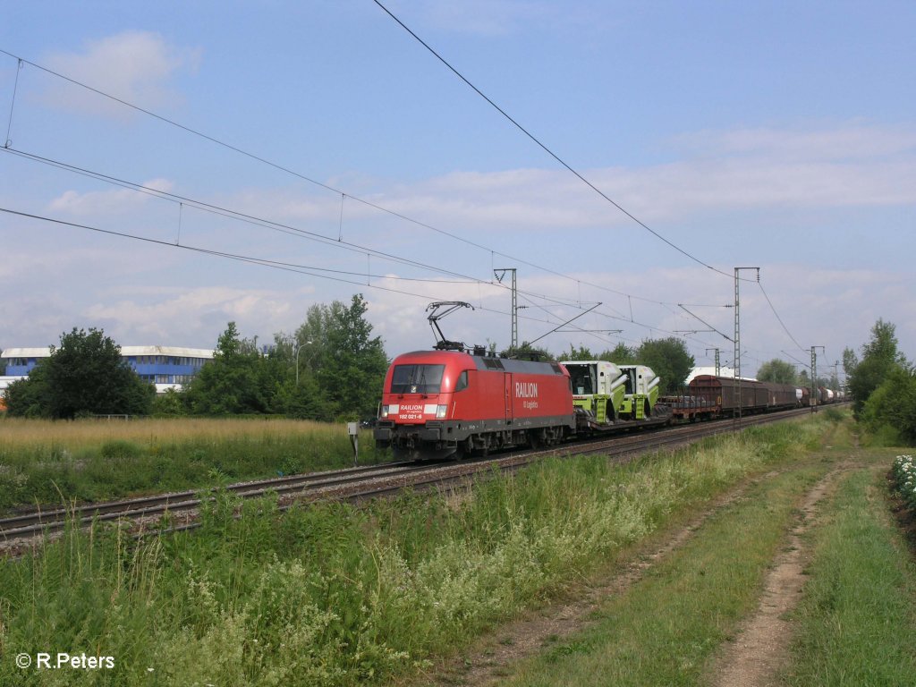 182 021-6 zieht bei Obertraubling ein gemischten G�terzug nach �sterreich. 20.06.09