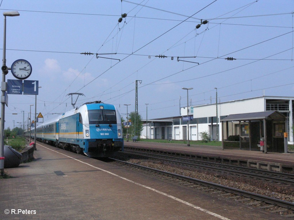 183 002 zieht den Alex nach M�nchen durch Obertraubling. 01.05.09