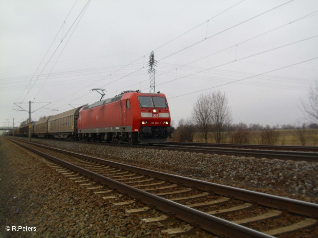 185 003-1 mit gedeckten G�terzug bei Borsdorf. 05.03.11