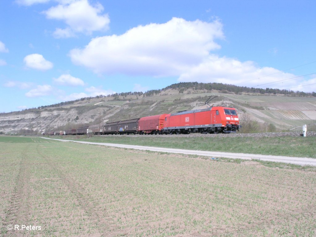 185 016-3 zieht bei Th�ngersheim ein gemischten G�terzug. 10.04.10