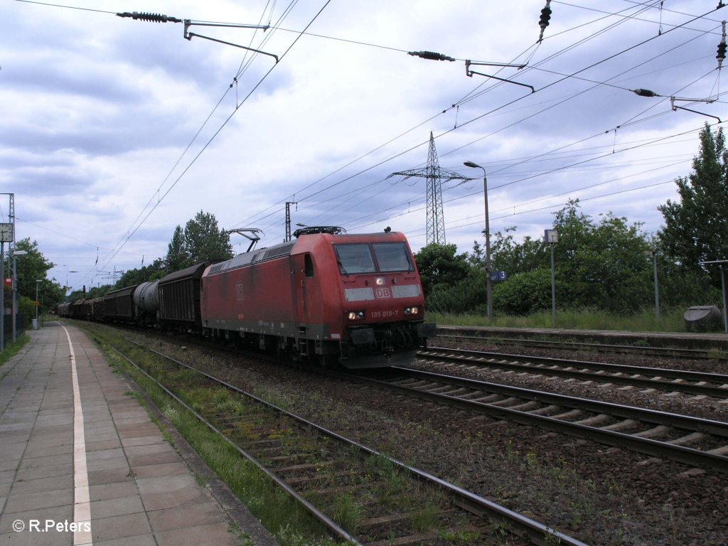 185 019-7 zieht ein gemischten G�terzug durch Saarmund. 06.06.09