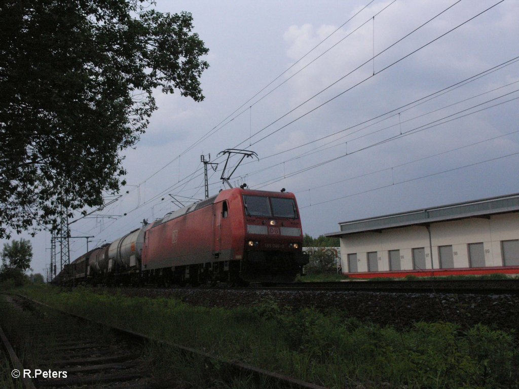 185 046-0 zieht bei Obertraubling ein gemsichten G�terzug. 01.05.09