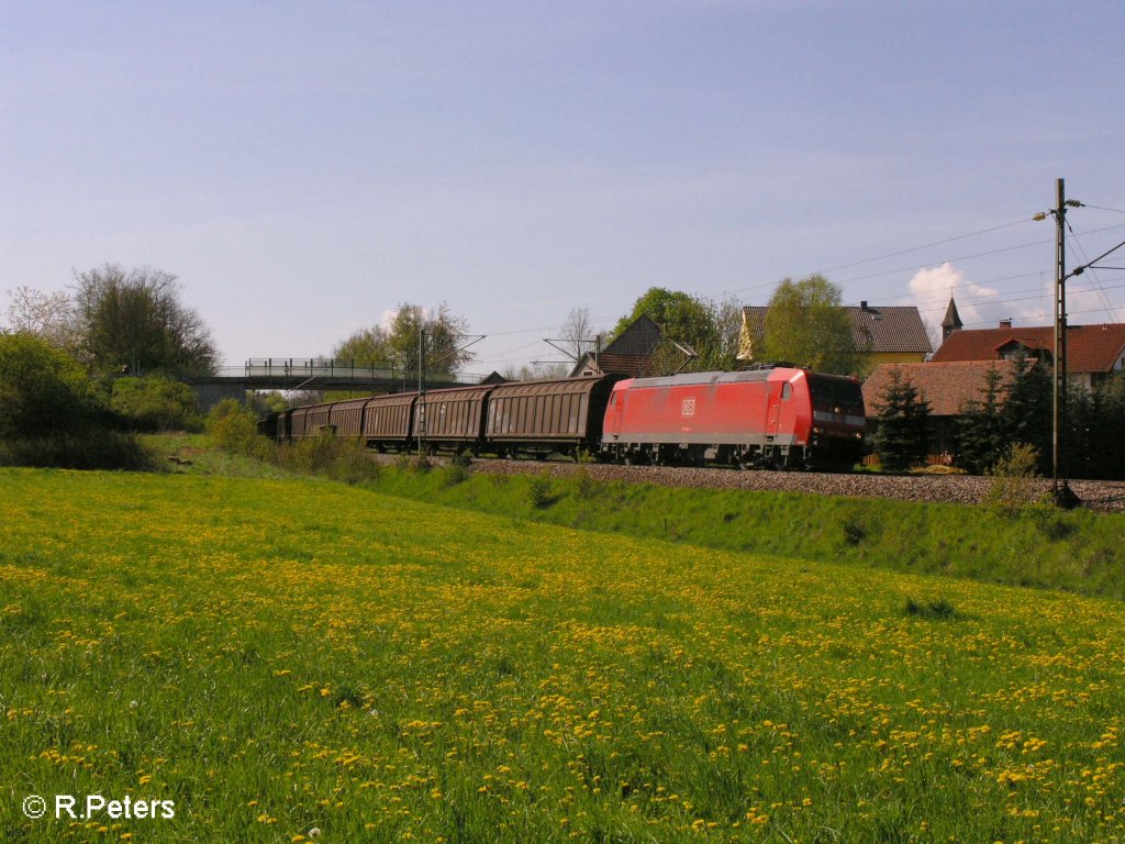 185 046-0 zieht ein gedeckten G�terzug bei Edlhausen.03.05.08