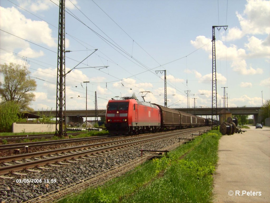 185 049-4 zieht ein gedeckten G�terzug durch Regensburg Ost. 03.05.08