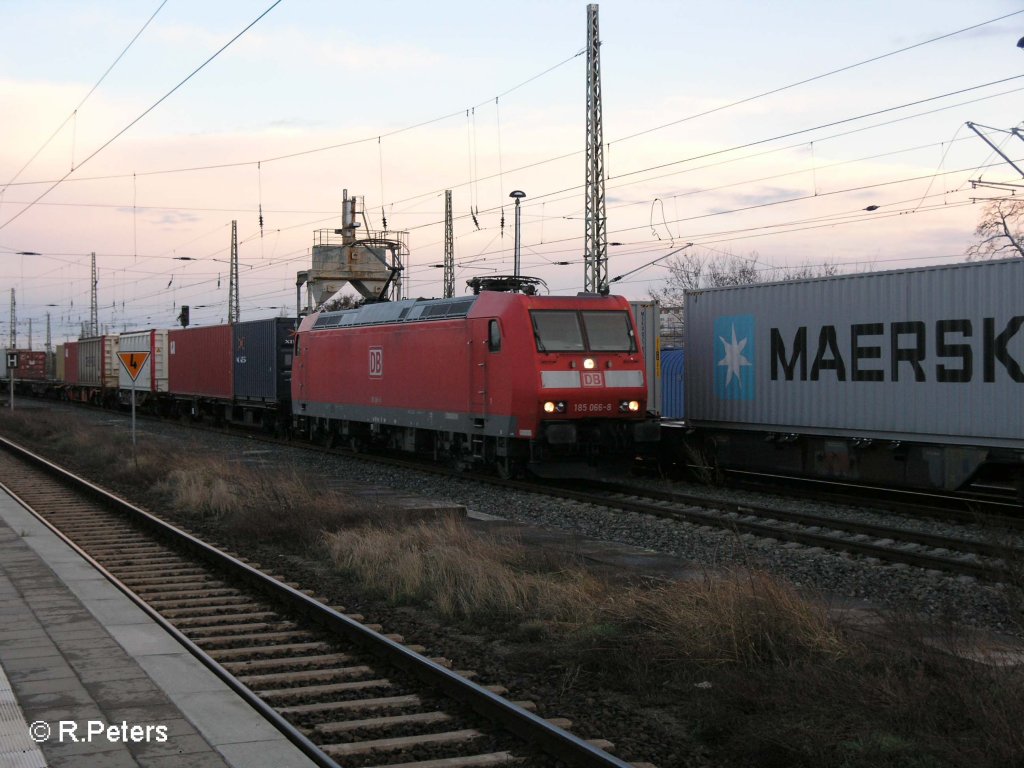 185 066-8 kommt mit ein Containerzug von der Oderbr�cke in Frankfurt/Oder eingefahren. 19.03.08