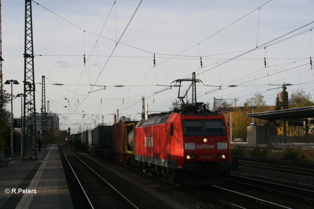 185 118-7 mit LKW-Walter am Heimeranplatz in M�nchen. 04.11.10