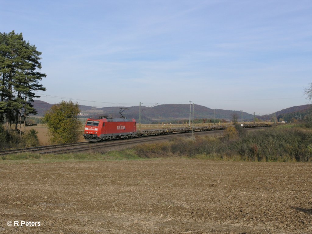 185 185-6 zieht ein leeren Zug f�r Sattelz�ge bei Darshofen. 29.10.10