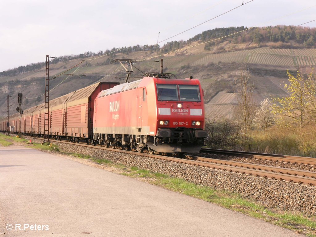 185 187-2 zieht ein Autozug durchs Maintal bei Th�ngersheim. 12.04.08