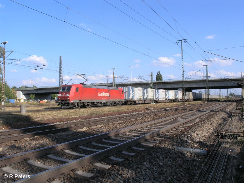 185 199-7 verl�sst Regensburg Ost mit ein Hellmann Ganzzug. 27.08.09
