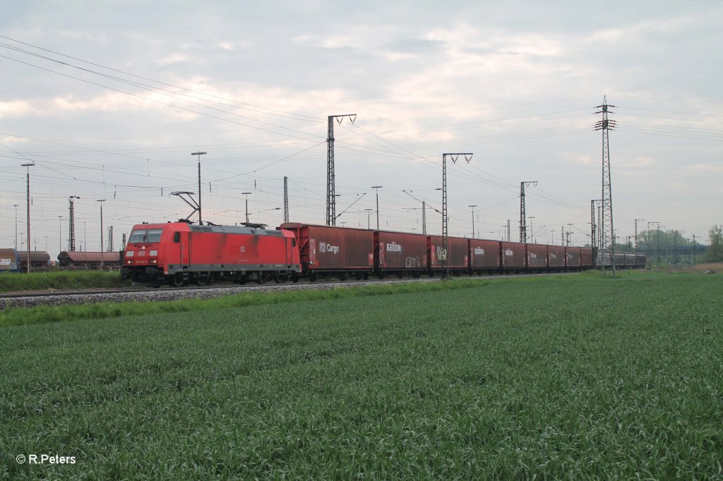185 204-5 mit einem Gedeckten G�terzug bei Regensburg Ost 09.05.13