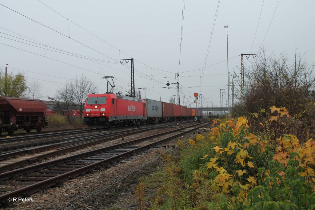185 220-1 verl�sst Regensburg Ost mit einem Containerzug. 17.11.12