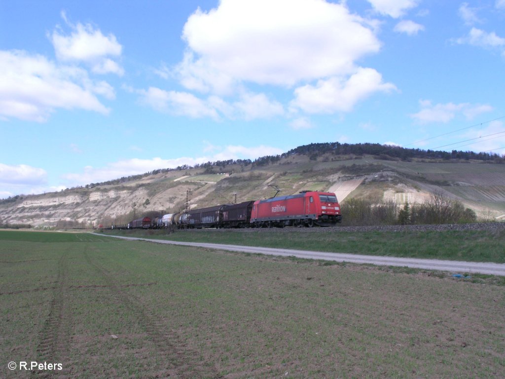 185 228-4 zieht ein gemischten G�terzug durchs Mainta bei Th�ngersheim.10.04.10