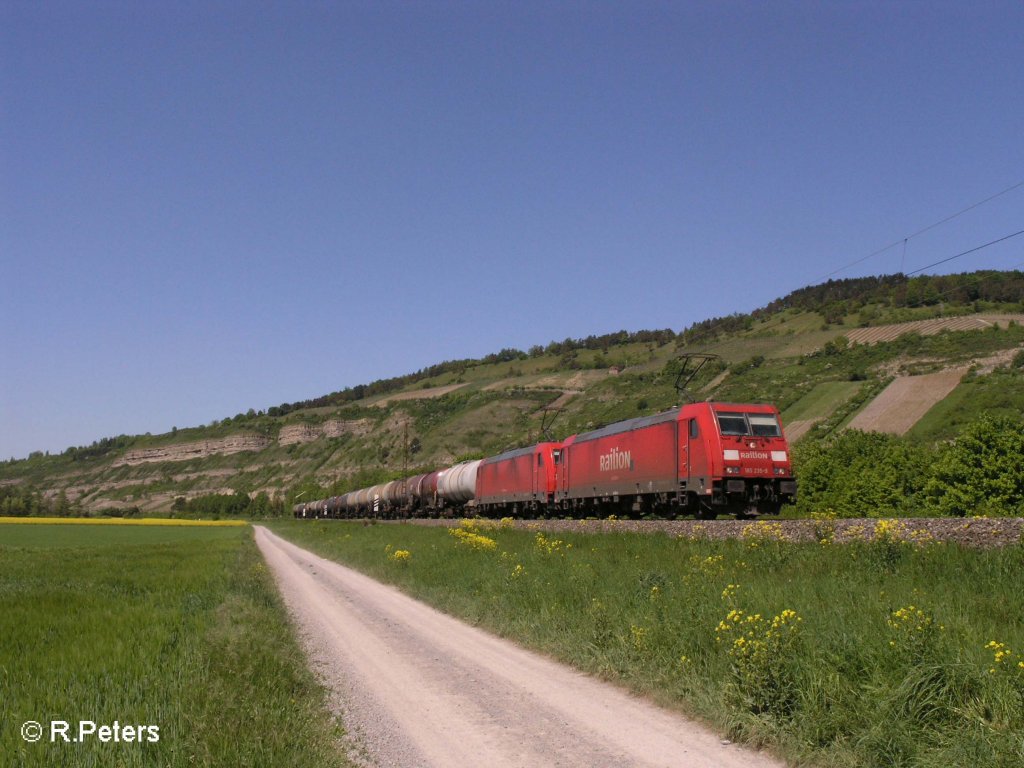 185 235-9 und 314 ziehen ein Kesselzug durchs Maintal bei Th�ngersheim.10.05.08