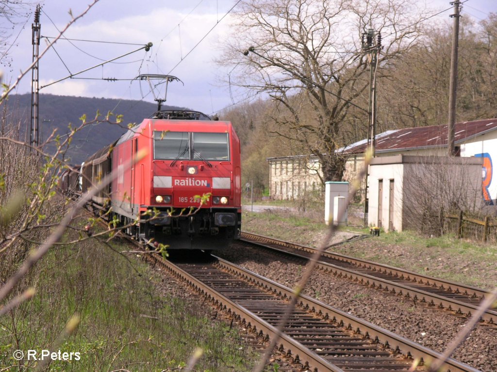 185 239 zieht ein gemischten G�terzug bei Gambach durchs Maintal. 12.04.08