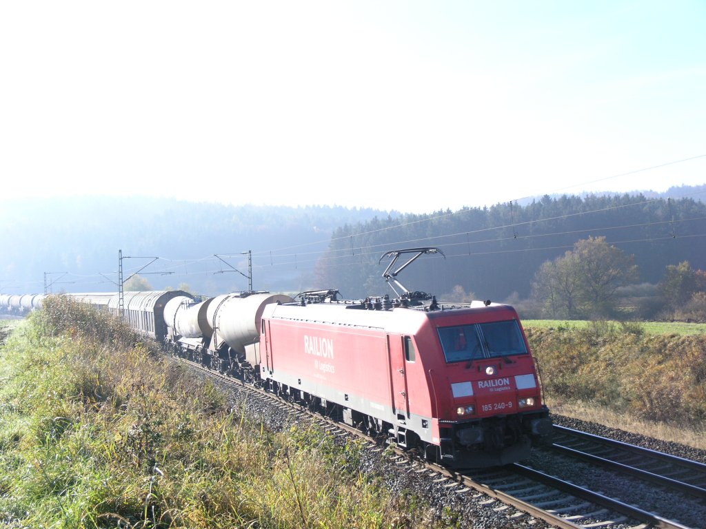 185 240-9 mit einem gemischten G�terzug bei Dettenhofen. 29.10.10
