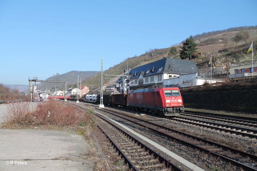 185 251-6 mit gemischten G�terzug in Lorch am Rhein. 05.03.13