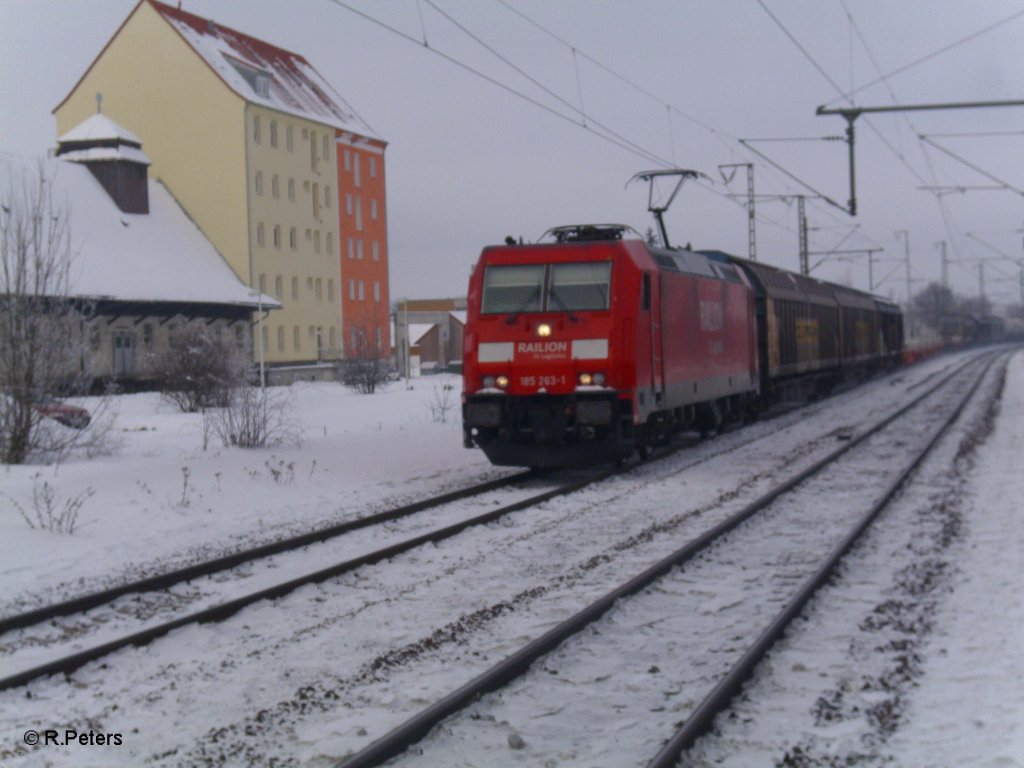 185 263-1 mit einem gedecktem G�terzug in Obertraubling. 30.12.10