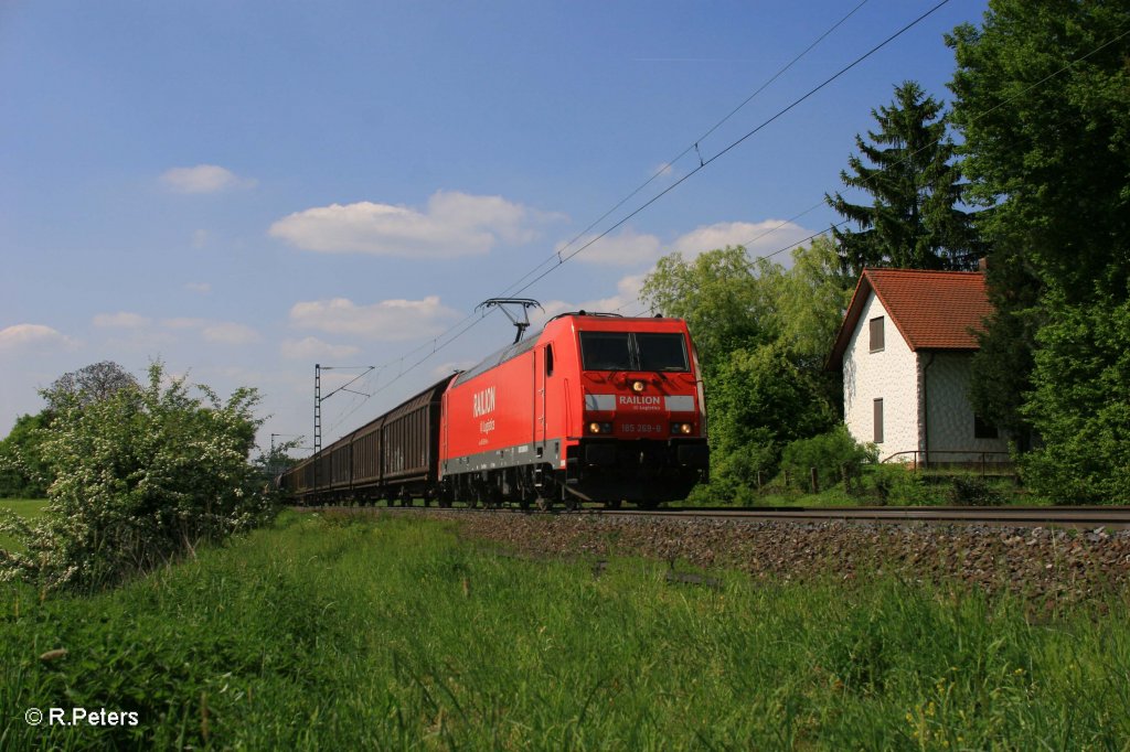 185 269-8 mit gedeckten G�terzug bei Postbauer-Heng. 13.05.11