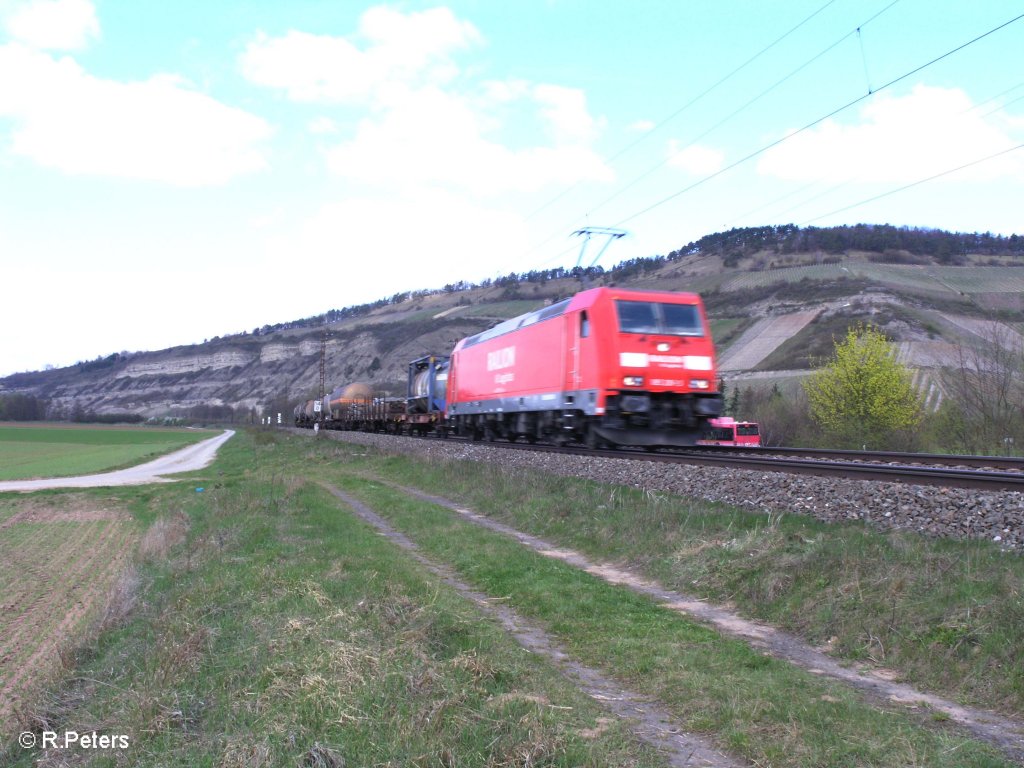 185 281 zieht ein kurzen gemischten G�terzug bei Th�ngersheim. 10.04.10