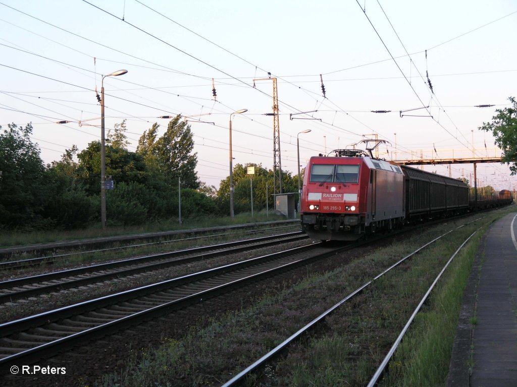 185 295-3 rollt langsam mit ein gemischten G�terzug durch Saarmund. 29.05.09