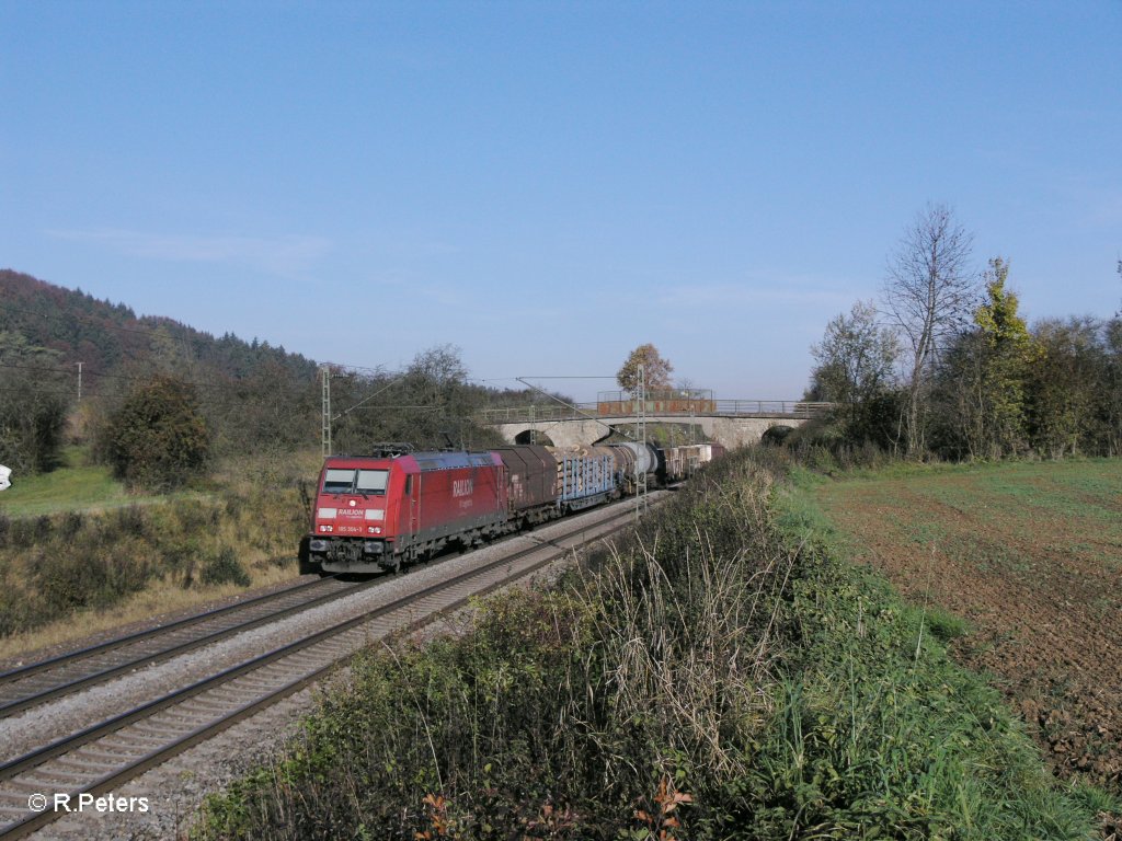 185 304-3 mit einem gemischten G�terzug bei Dettenhofen. 29.10.10