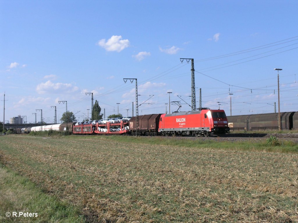 185 307-6 verl�sst Regensburg mit ein gemischten G�terzug. 27.08.09