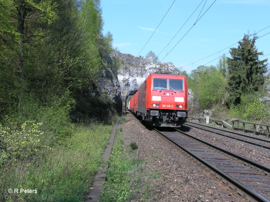 185 318-3 zieht einen gemischten G�terzug durchs Felsentor. 29.04.10