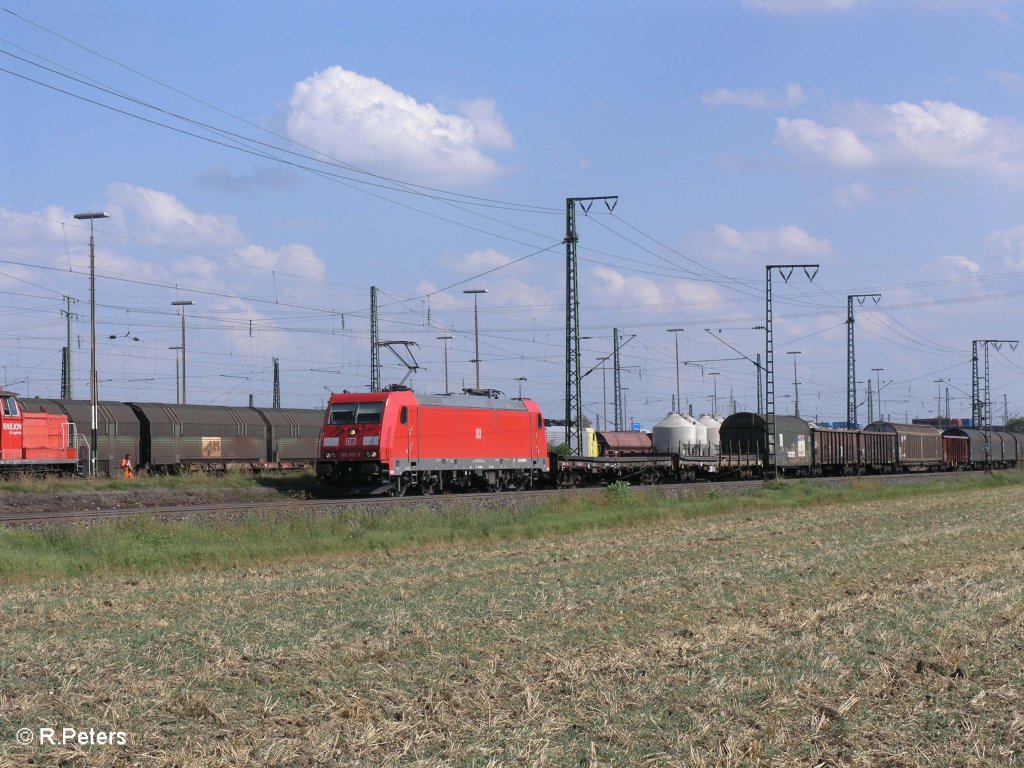185 342-3 zieht mit ein gemischten G�terzug an Regensburg Ost vorbei. 27.08.09