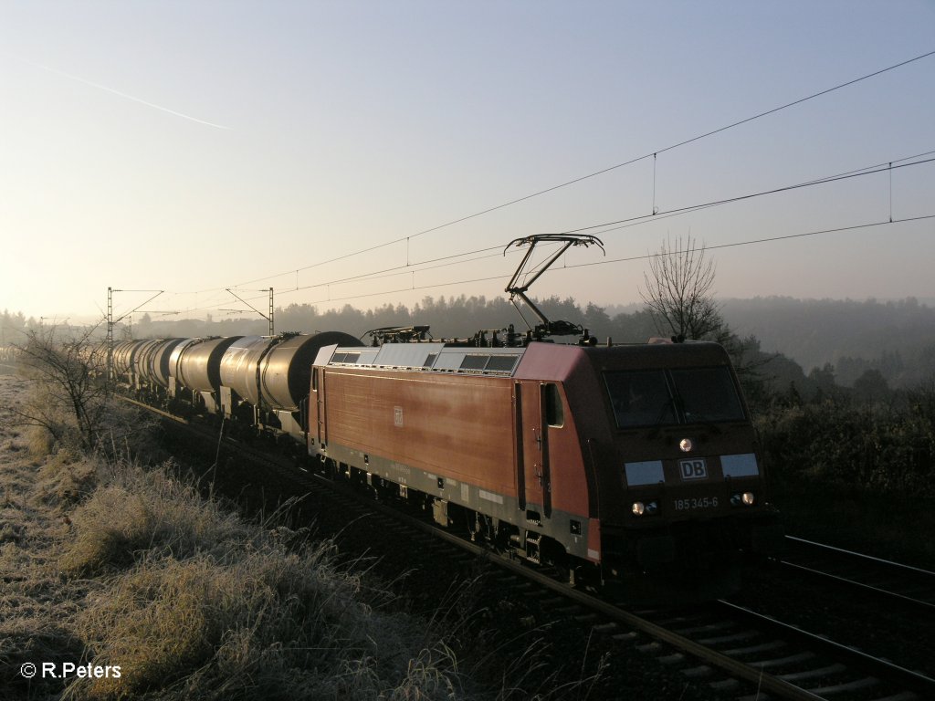 185 345-6 mit einem gemischten G�terzug bei Endorf. 29.10.10