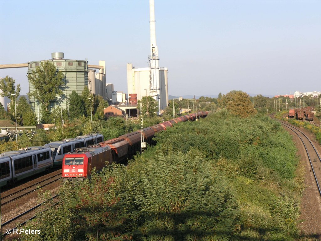 185 349-8 f�hrt mit ein Getreidezug durch Regensburg. 27.08.09