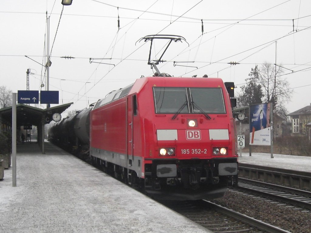 185 352-2 durchf�hrt am 3. Januar 2009 den Bahnhof von Prien am Chiemsee.