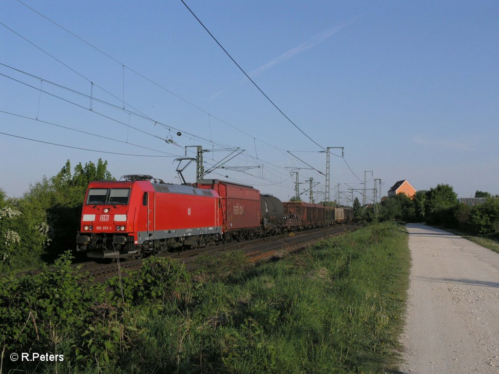 185 357-1 mit gemischten G�terzug bei Obertraubling. 07.05.11