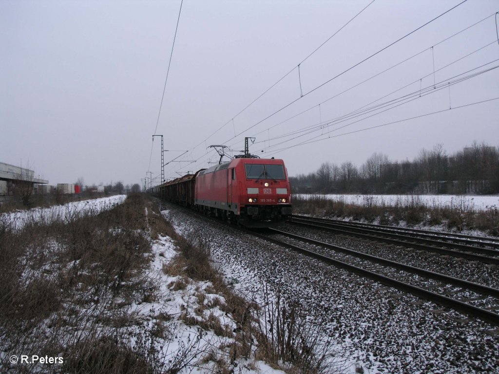 185 365-4 zieht bei Obertraubling ein gemischten G�terzug in Richtung Passau. 09.01.10