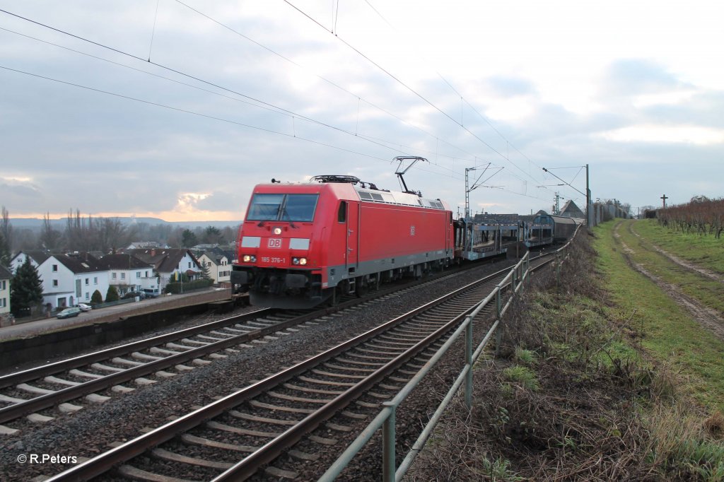 185 376-1 mit gemischten G�terzug bei Hattenheim am Rhein. 18.12.12