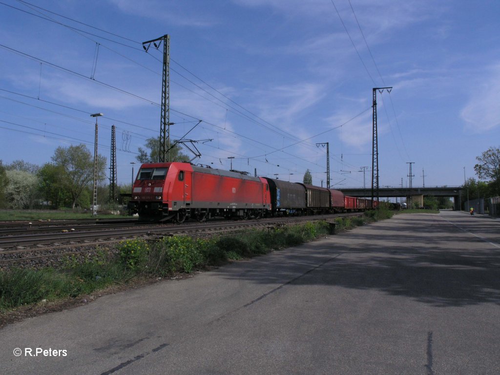 185 376-1 zieht mit einem gemischtem G�terzug an Regensburg Ost vorbei. 29.04.10