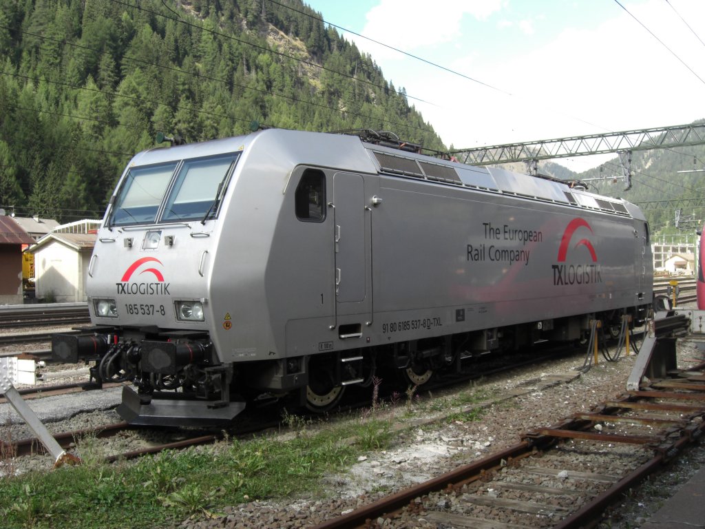 185 537-8 der  TX Logistik  im August 2010 am Brenner.