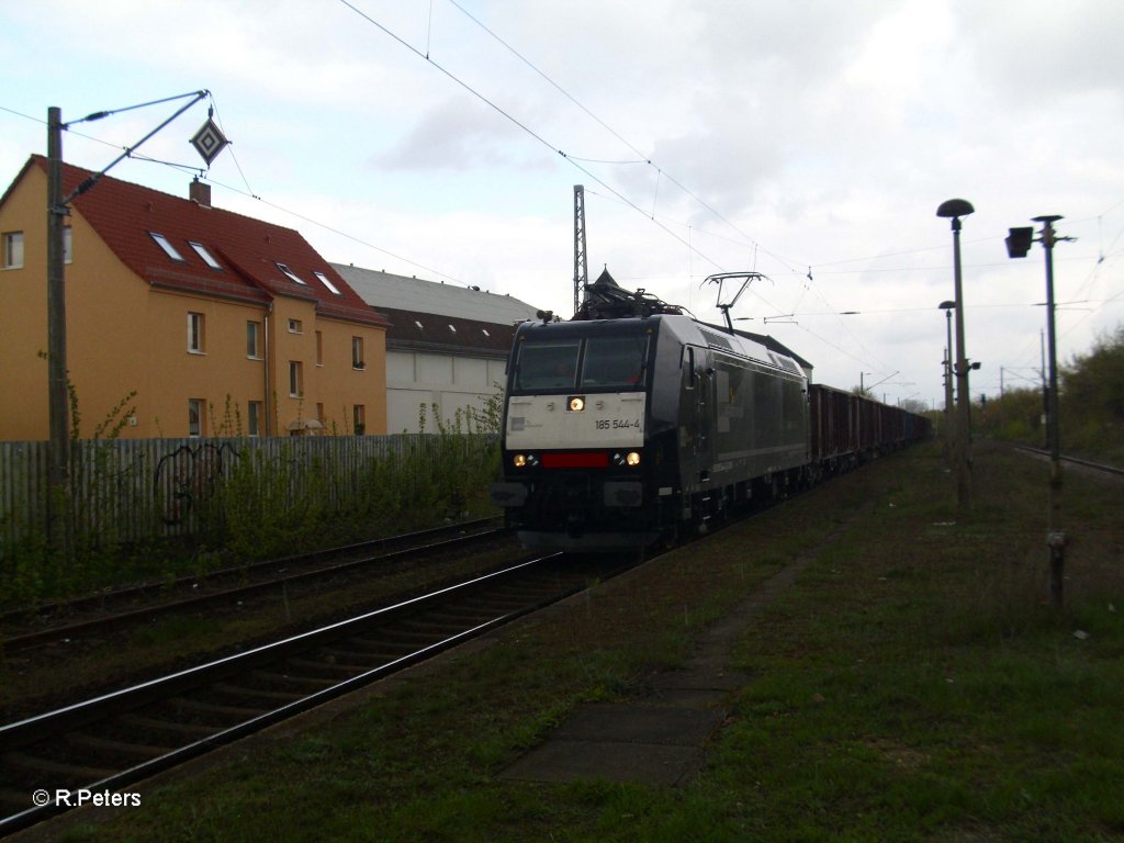 185 544-4 zog einen Kalkzug durch Eisenh�ttenstadt. 21.04.10