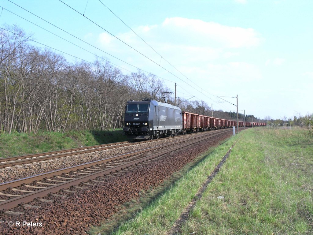 185 545-1 zieht hinter Eisenh�ttenstadt ein Kohlezug. 18.04.11