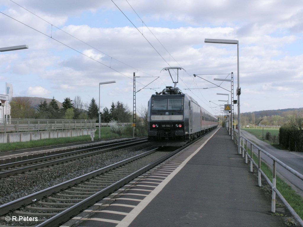 185 552 Nachschuss mit ihrem RE W�rzburgin Th�ngersheim. 10.04.10