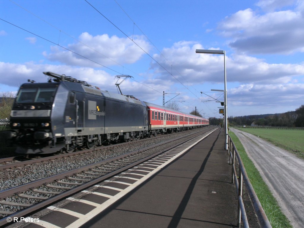185 552 zieht ein RE Frankfurt/Main durch Th�ngersheim. 10.04.10