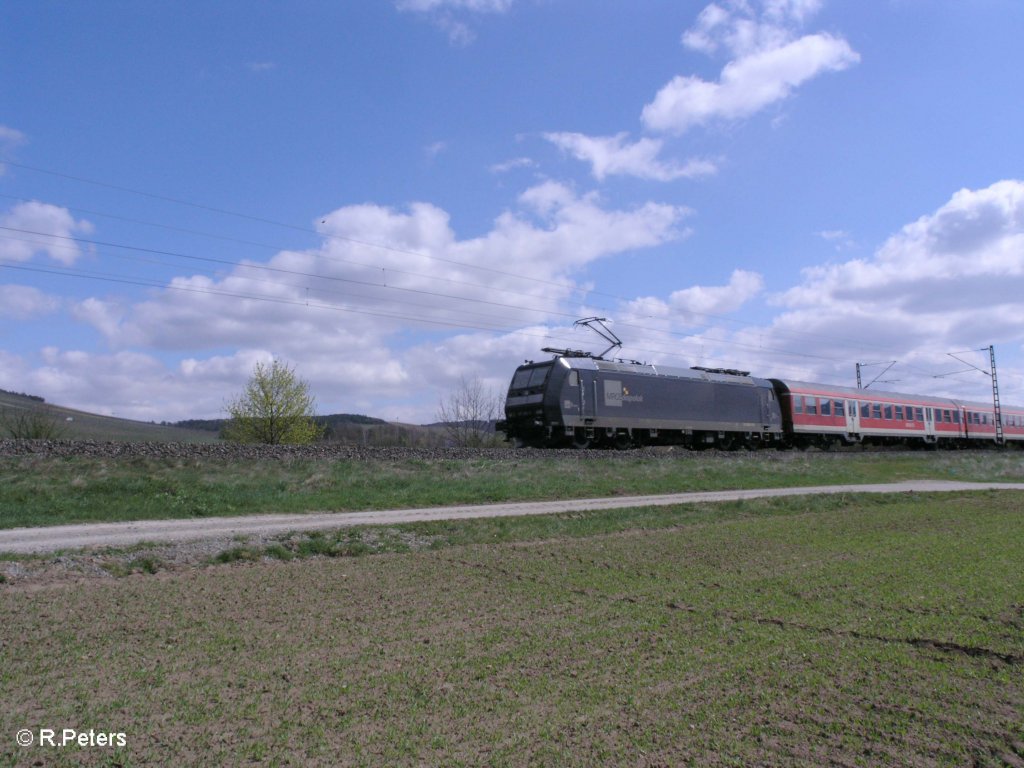 185 556 schiebt den RE 4615 nach W�rzburg bei Th�ngersheim. 10.04.10