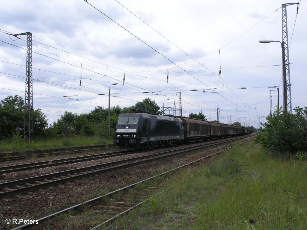 185 565-9 zieht ein Gedeckten G�terzug durch Saarmund. 06.06.09