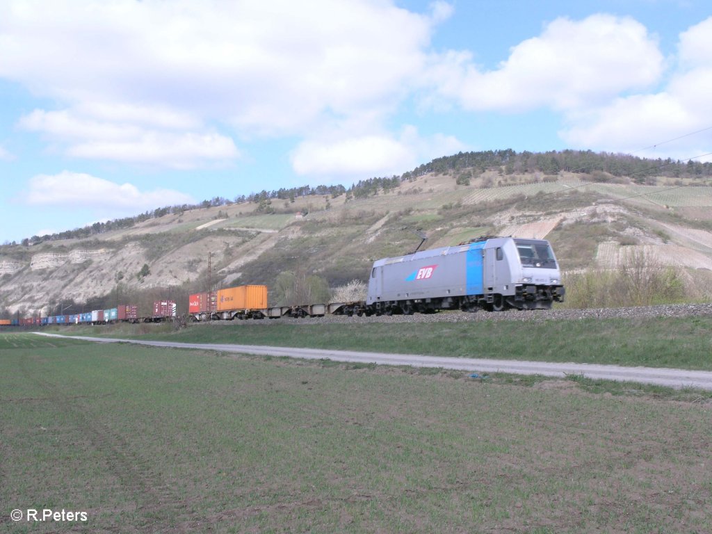 185 672 zieht ein Containerzug bei Th�ngersheim. 10.04.10