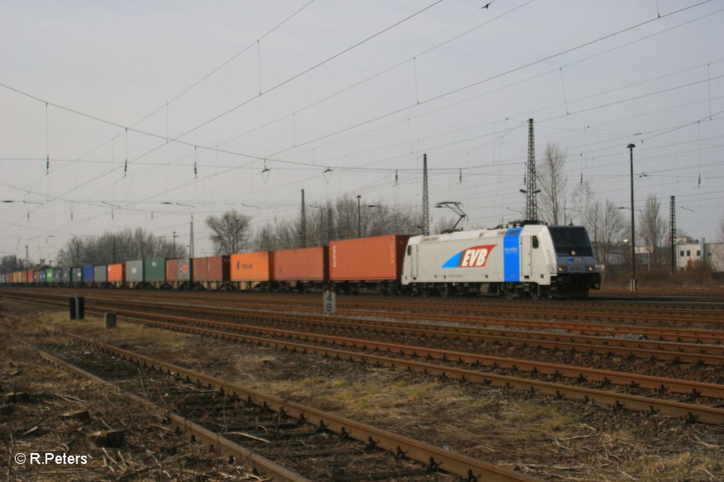 185 676 mit Containerzug in Leipzig Sch�nefeld. 12.03.11