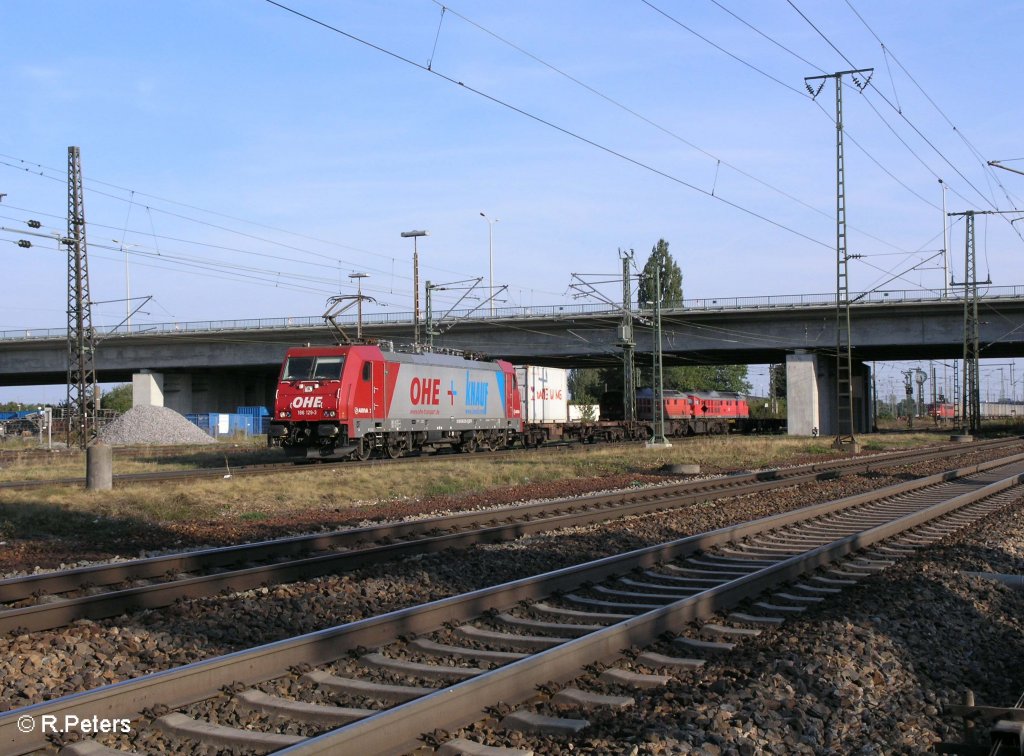 186 129-6 verl�sst Regensburg Ost mit ein leeren Containerzug. 09.09.09